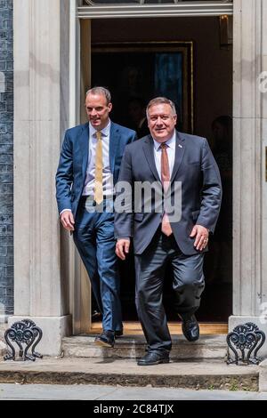 London, Großbritannien. Juli 2020. US-Außenminister Michael R. Pompeo ist in Downing Street, um mit Premierminister Boris Johnson und Außenminister Dominic Raab zu treffen, um globale Prioritäten zu diskutieren, darunter die Konjunkturprogramme der COVID-19, Fragen im Zusammenhang mit der Volksrepublik China (P.R.C.) und Hongkong sowie den USA-Großbritannien Verhandlungen über Freihandelsabkommen. Kredit: Guy Bell/Alamy Live Nachrichten Stockfoto