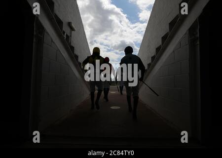 Jockey aus dem Tunnel vor dem zweiten Rennen auf Stratford-on-Avon Rennbahn. Stockfoto