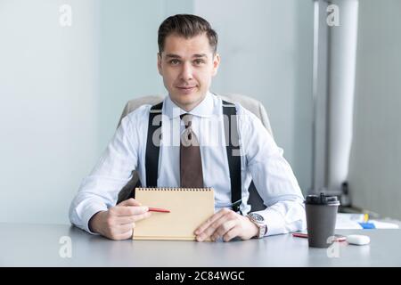 Lächelnder Geschäftsmann sitzen am Schreibtisch Gespräch auf Webcam mit Videocall mit Client, motivierten Trainer sprechen Shoot Online-Tutorial Stockfoto