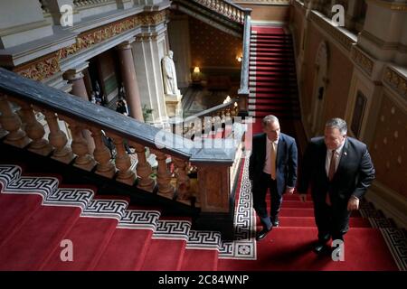 Außenminister Dominic Raab (links) geht die große Treppe im Außen- und Commonwealth-Büro (FCO) in London hinauf, während der US-Außenminister Mike Pompeo vor einem Arbeitsessen ankommt. Stockfoto