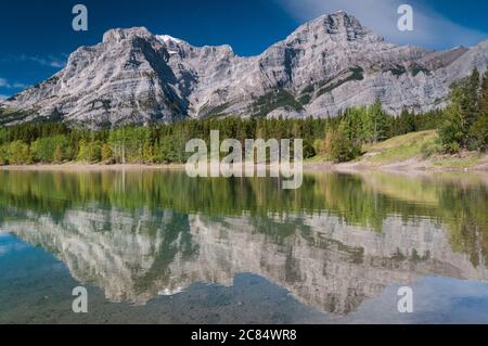 Mount Kidd South, Mount Kidd und Wedge Pond, Kananaskis, Alberta, Kanada. Stockfoto