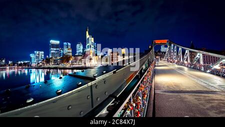 Nachtansicht von der Eisenerner Steg Brücke auf das beleuchtete Stadtbild von Frankfurt Stockfoto