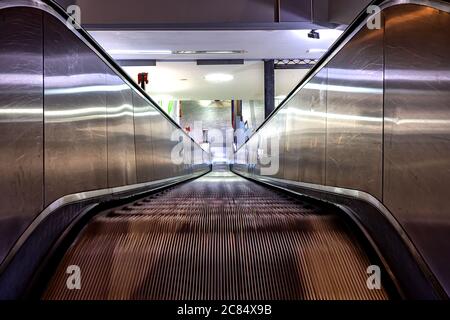 Rolltreppe in der Community Mall, U-Bahn-Station, Einkaufszentrum oder Kaufhaus. Bewegliche Treppe. Neonlicht, Moderner Rolltreppe Stockfoto