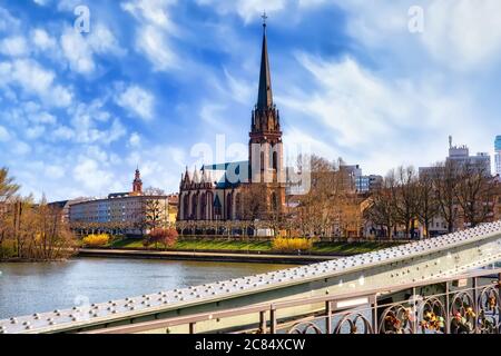 Blick von der Eiserner Steg Brücke zur Dreikönigskirche in Frankfurt am Main Stockfoto