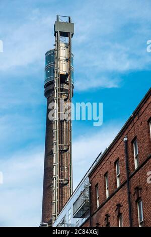 Rauchestack der Jameson Distillery in Bow Street und Smithfield Square, Dublin, Irland Stockfoto