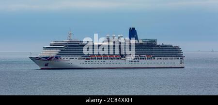 Kreuzfahrt-Liners in Poole Bay Dorset Juli 2020 Stockfoto