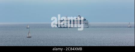 Kreuzfahrt-Liners in Poole Bay Dorset Juli 2020 Stockfoto