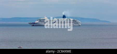 Kreuzfahrt-Liners in Poole Bay Dorset Juli 2020 Stockfoto