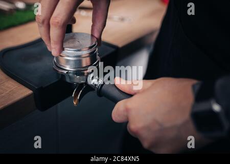 Barista Hände während der Arbeit - professionelles Kaffeebrühen - die Kunst des Barkeeps Stockfoto