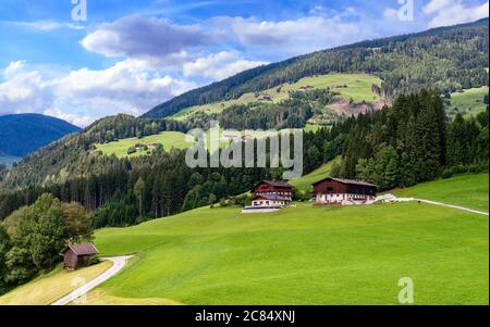 Blick von der Seilbahn über den Mittersill-Hollersbach und das Tal mit Hügeln im Hintergrund. Stockfoto