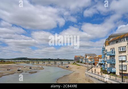 Häuser mit Blick auf den Fluss Adur in Shoreham-by-Sea in der Nähe von Brighton UK Stockfoto