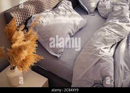 Schlafzimmer im skandinavischen Stil in weißen und neutralen Farben Stockfoto