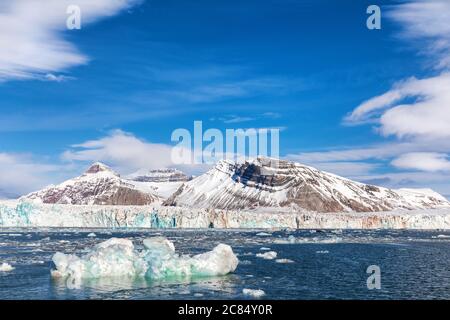 Eisberg, Gletscher und die drei Kronberge des Kongsfjords, Spitzbergen, einem norwegischen Archipel zwischen dem Festland Norwegen und dem Nordpol. Stockfoto