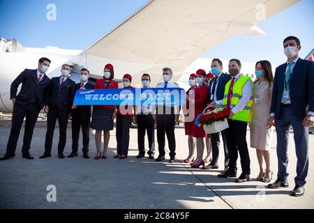 Kiew, Ukraine - 1. Juli 2020: Mitglieder der Flugbegleiter und Piloten der Turkish Airlines tragen Masken. Die Fluggesellschaft nimmt die Flüge nach der Sperrung durch das Coronavirus wieder auf Stockfoto