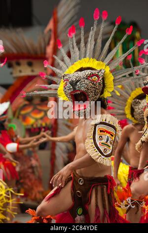 Männliche Tänzerin in sehr exotischem Kostüm und jaguar Kopfschmuck tritt beim bunten Boi Bumba Folklore Festival in Parintins, Amazonas State, Brasilien auf Stockfoto