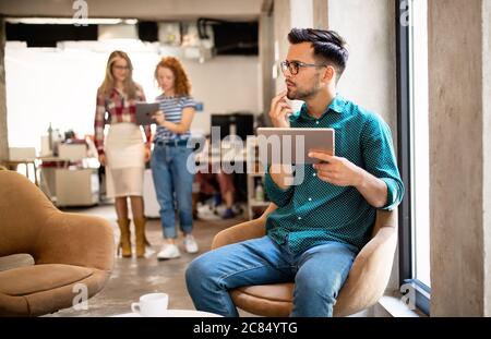 Mitarbeiter des Unternehmens arbeiten in Software-Entwicklung und Designer-Büro Stockfoto