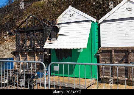 Bournemouth, Dorset, Großbritannien. Juli 2020. Nach dem Brand am West Cliff Beach, Bournemouth, der in der Strandhütte begann, zeigt Reste von Skelett verkohlten Resten der Strandhütte mit Schäden an benachbarten und verkohlten Resten von Klippenseite dahinter. Quelle: Carolyn Jenkins/Alamy Live News Stockfoto