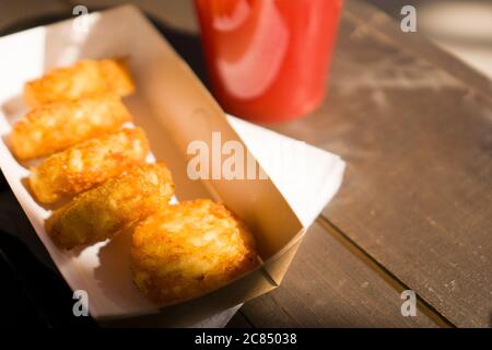 Kartoffelpfannkuchen auf Stein - Rösti auf Holzhintergrund Street Food Stockfoto