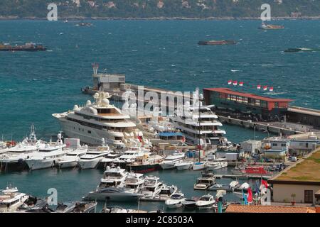 Monte Carlo, Monaco - 19. Apr 2019: Yachthafen am Meer Stockfoto