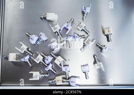 Minsk, Weißrussland - 11. Juni 2020: Gebrauchte Keramikblöcke für die Herstellung von Zahnkronen - Zahnbehandlung und Prothetik Stockfoto