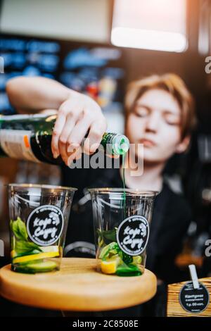 Minsk, Weißrussland - 18. Juni 2020: Die Barkeeperin bereitet Cocktails und Kaffee an der Bar im Restaurant zu Stockfoto