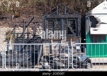 Bournemouth, Dorset, Großbritannien. Juli 2020. Nach dem Brand am West Cliff Beach, Bournemouth, der in der Strandhütte begann, zeigt Reste von Skelett verkohlten Resten der Strandhütte mit Schäden an benachbarten und verkohlten Resten von Klippenseite dahinter. Quelle: Carolyn Jenkins/Alamy Live News Stockfoto