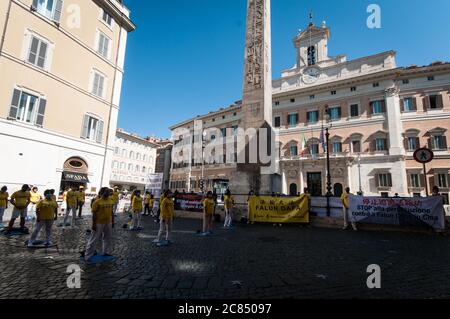 Rom, Italien. Juli 2020. Demonstration vor der Piazza Montecitorio in Rom gegen die Verfolgung von Falun Gong-Praktizierenden durch die Kommunistische Partei Chinas, die seit 20 Jahren andauert. In China wurden Millionen von Menschen, die Falun Dafa praktizieren, eingesperrt, gefoltert oder getötet. Demonstranten fordern italienische Abgeordnete auf, eine Erklärung zu unterzeichnen, in der sie zum Ende dieses Völkermordes in Rom aufrufen. (Foto von Andrea Ronchini/Pacifc Press) Quelle: Pacific Press Agency/Alamy Live News Stockfoto