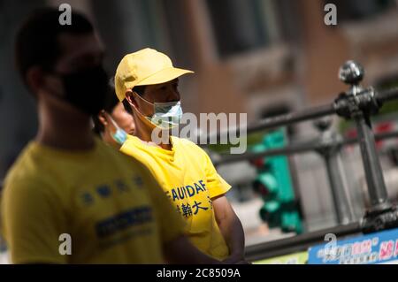 Rom, Italien. Juli 2020. Demonstration vor der Piazza Montecitorio in Rom gegen die Verfolgung von Falun Gong-Praktizierenden durch die Kommunistische Partei Chinas, die seit 20 Jahren andauert. In China wurden Millionen von Menschen, die Falun Dafa praktizieren, eingesperrt, gefoltert oder getötet. Demonstranten fordern italienische Abgeordnete auf, eine Erklärung zu unterzeichnen, in der sie zum Ende dieses Völkermordes in Rom aufrufen. (Foto von Andrea Ronchini/Pacifc Press) Quelle: Pacific Press Agency/Alamy Live News Stockfoto