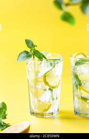 Limonade auf gelbem Hintergrund. Minimalistischer Sommerdrink. Stockfoto