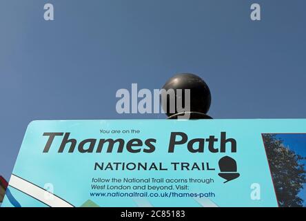 Abschnitt einer Willkommensplatine und Karte mit dem thames Path National Trail und den Sehenswürdigkeiten von lokalem Interesse in brentford und kew, West london, england Stockfoto