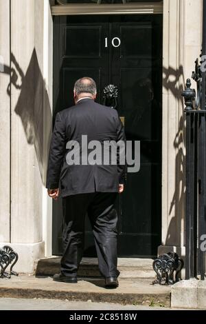 WESTMINSTER LONDON, GROSSBRITANNIEN. Juli 2020. 21 US-Außenminister Michael R. Pompeo kommt in der Downing Street 10 zu Gesprächen mit Premierminister Boris Johnson an, inmitten steigender politischer Spannungen mit China und angesichts der sich verschlechternden Beziehungen nach der Umsetzung eines umfassenden neuen Sicherheitsgesetzes in Hongkong nach der Entscheidung der vergangenen Woche Der britische Premierminister Boris Johnson soll bis 2027 die Huawei-Technologie aus dem 5G-Netz entfernen.Quelle: amer ghazzal/Alamy Live News Stockfoto