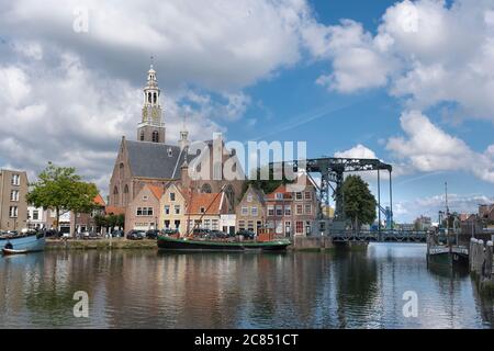 Blick auf die Marnixkade und die Groote Kerk, Maassluis, Holland Stockfoto