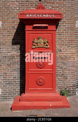 Vintage Red Mailbox in den Niederlanden Stockfoto