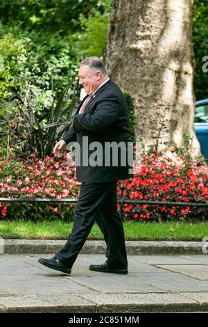 WESTMINSTER LONDON, GROSSBRITANNIEN. Juli 2020. 21 US-Außenminister Michael R. Pompeo kommt in der Downing Street 10 zu Gesprächen mit Premierminister Boris Johnson an, inmitten steigender politischer Spannungen mit China und angesichts der sich verschlechternden Beziehungen nach der Umsetzung eines umfassenden neuen Sicherheitsgesetzes in Hongkong nach der Entscheidung der vergangenen Woche Der britische Premierminister Boris Johnson soll bis 2027 die Huawei-Technologie aus dem 5G-Netz entfernen.Quelle: amer ghazzal/Alamy Live News Stockfoto