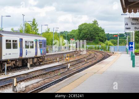 Leere Bahnsteig am Bahnhof Buxton mit Zug in der gegenüberliegenden Bahnsteig Stockfoto