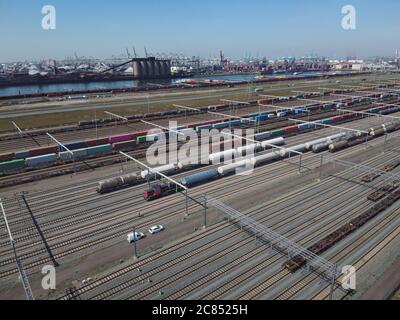 Zweigstellen der Eisenbahn auf dem Rangierbahnhof, viele Güterwagen Stockfoto