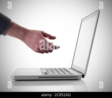 Hand in Front auf Laptop Stockfoto
