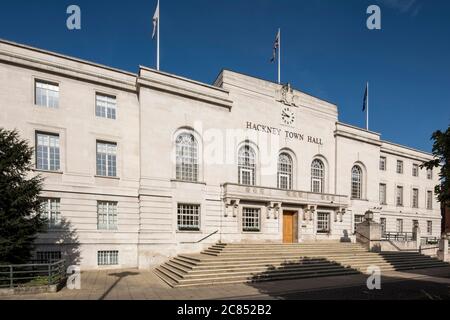 Schräge Ansicht der östlichen (Haupt-)Erhebung von Südwesten. Hackney Town Hall, London, Großbritannien. Architekt: Hawkins Brown Architects LLP, 2017 Stockfoto