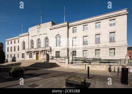 Schräge Ansicht der östlichen (Haupt-)Erhebung von Nordosten. Hackney Town Hall, London, Großbritannien. Architekt: Hawkins Brown Architects LLP, 2017 Stockfoto