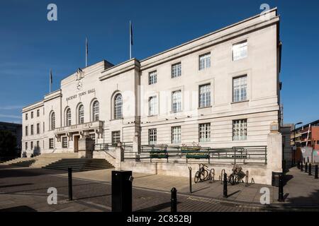 Schräge Ansicht der östlichen (Haupt-)Erhebung von Nordosten. Hackney Town Hall, London, Großbritannien. Architekt: Hawkins Brown Architects LLP, 2017 Stockfoto