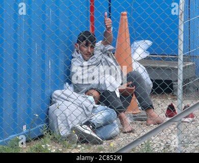 Ein Mann, der nach einer Reihe von kleinen Bootsvorfällen im Kanal heute Morgen nach Dover, Kent, gebracht wurde, dachte, er sei eine migrantische Geste. Stockfoto