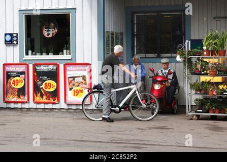 Treffpunkt bei Ica Drottningskär auf Aspö, Karlskrona Archipel. Foto Jeppe Gustafsson Stockfoto