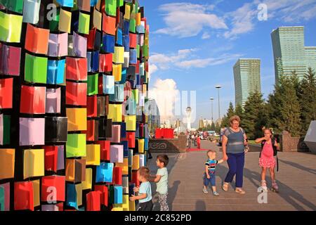Astana, Kasachstan - 05. Juli 2016: Mehrfarbige Installation in der Innenstadt von Astana mit herrlichen architektonischen Besonderheiten Stockfoto