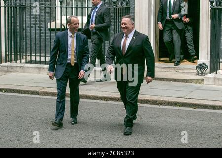 WESTMINSTER LONDON, GROSSBRITANNIEN. Juli 2020. 21 US-Außenminister Michael R. Pompeo (R) verlässt die Downing Street 10 mit dem britischen Außenminister Dominic Raab (L) nach Gesprächen mit Premierminister Boris Johnson angesichts steigender politischer Spannungen mit China und der sich weiter verschlechternden Beziehungen nach der Umsetzung eines umfassenden neuen Sicherheitsgesetzes in Hongkong durch Peking Kong nach der Entscheidung des britischen Premierministers Boris Johnson, die Huawei-Technologie bis 2027 aus dem 5G-Netz zu entfernen.Quelle: amer ghazzal/Alamy Live News Stockfoto