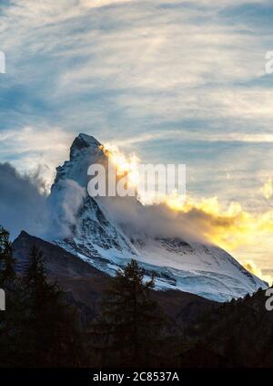 Sonnenuntergang über dem Matterhorn in den Schweizer Alpen, Schweiz Stockfoto