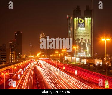 Dubai, Vereinigte Arabische Emirate - 18. September 2015: straßenbeleuchtung und Reflexionen an nebligen Abend in der Innenstadt von Dubai Stockfoto