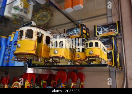 Sintra, Portugal - 07. Juni 2017: Straßenladen mit Modellen Vintage gelben Straßenbahnen als Souvenirs. Sehr beliebte Einkäufe von Touristen in Portulal Stockfoto