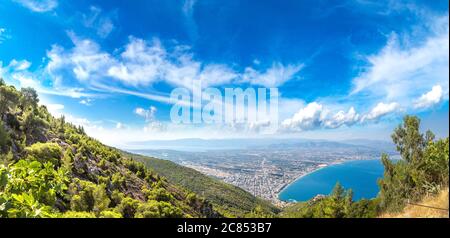 Panoramablick auf Loutraki und Ägäis, Griechenland an einem Sommertag Stockfoto