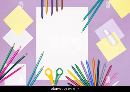 Weißes Papier, Buntstifte, Schere, Korrekturflüssigkeit auf dem Schreibtisch. Kreativität der Kinder, zurück zu Schulkonzept Hintergrund Stockfoto