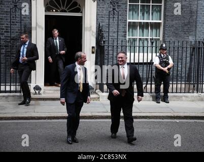 London, Großbritannien. Juli 2020. US-Außenminister Mike Pompeo (R) und Außenminister Dominic Raab (L) verlassen am Dienstag, den 21. Juli 2020, die Downing St Nr. 10 zu einer Pressekonferenz im Außenministerium in London. Der US-Außenminister ist zu einem zweitägigen Besuch im Vereinigten Königreich und Dänemark. Foto von Hugo Philpott/UPI Kredit: UPI/Alamy Live Nachrichten Stockfoto